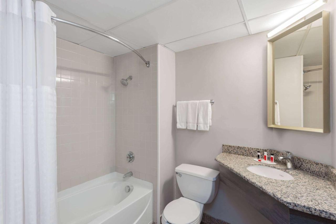 Hotel Ramada By Wyndham Hartford North - Bradley Airport Windsor Locks Exteriér fotografie