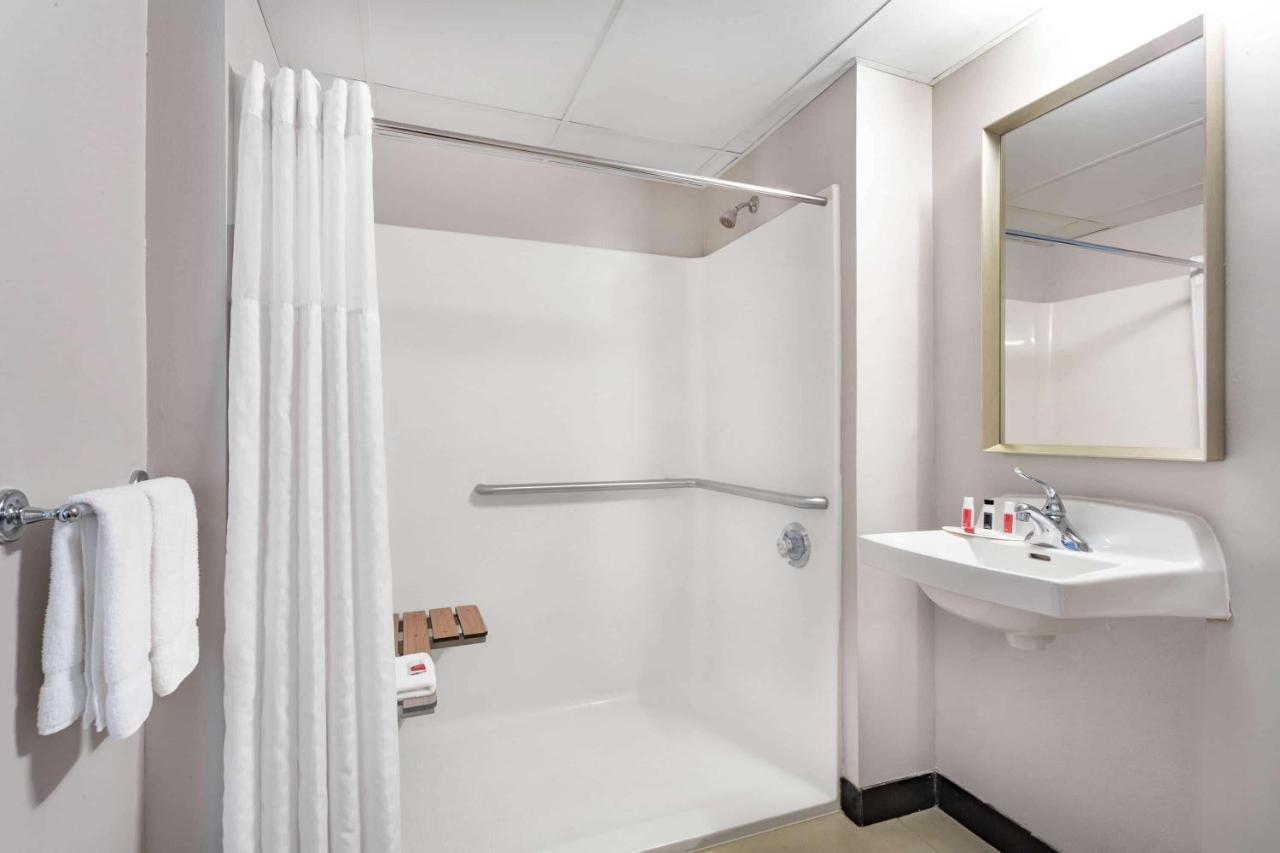 Hotel Ramada By Wyndham Hartford North - Bradley Airport Windsor Locks Exteriér fotografie
