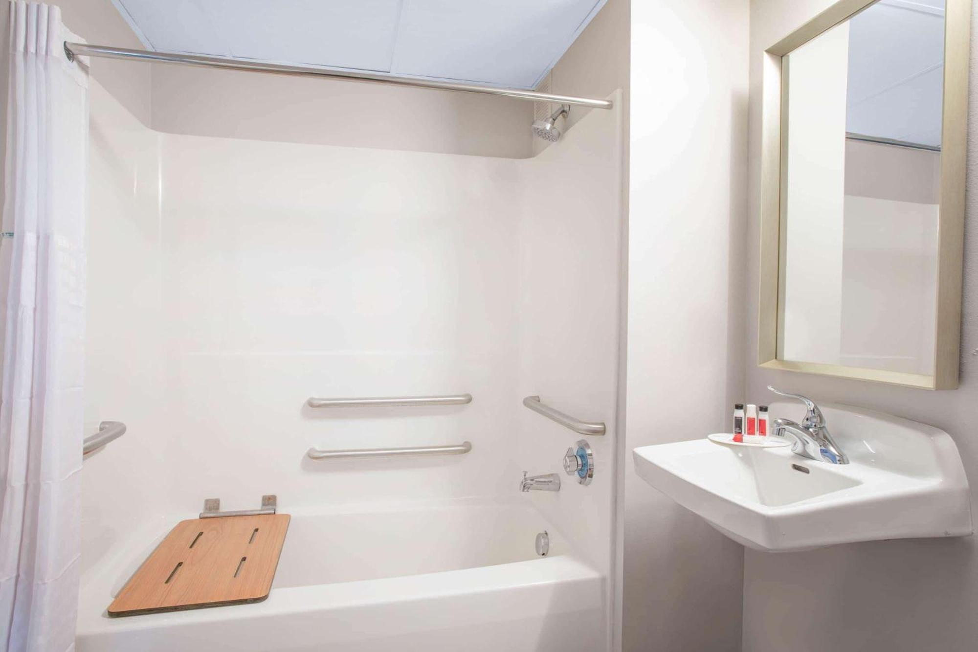 Hotel Ramada By Wyndham Hartford North - Bradley Airport Windsor Locks Pokoj fotografie