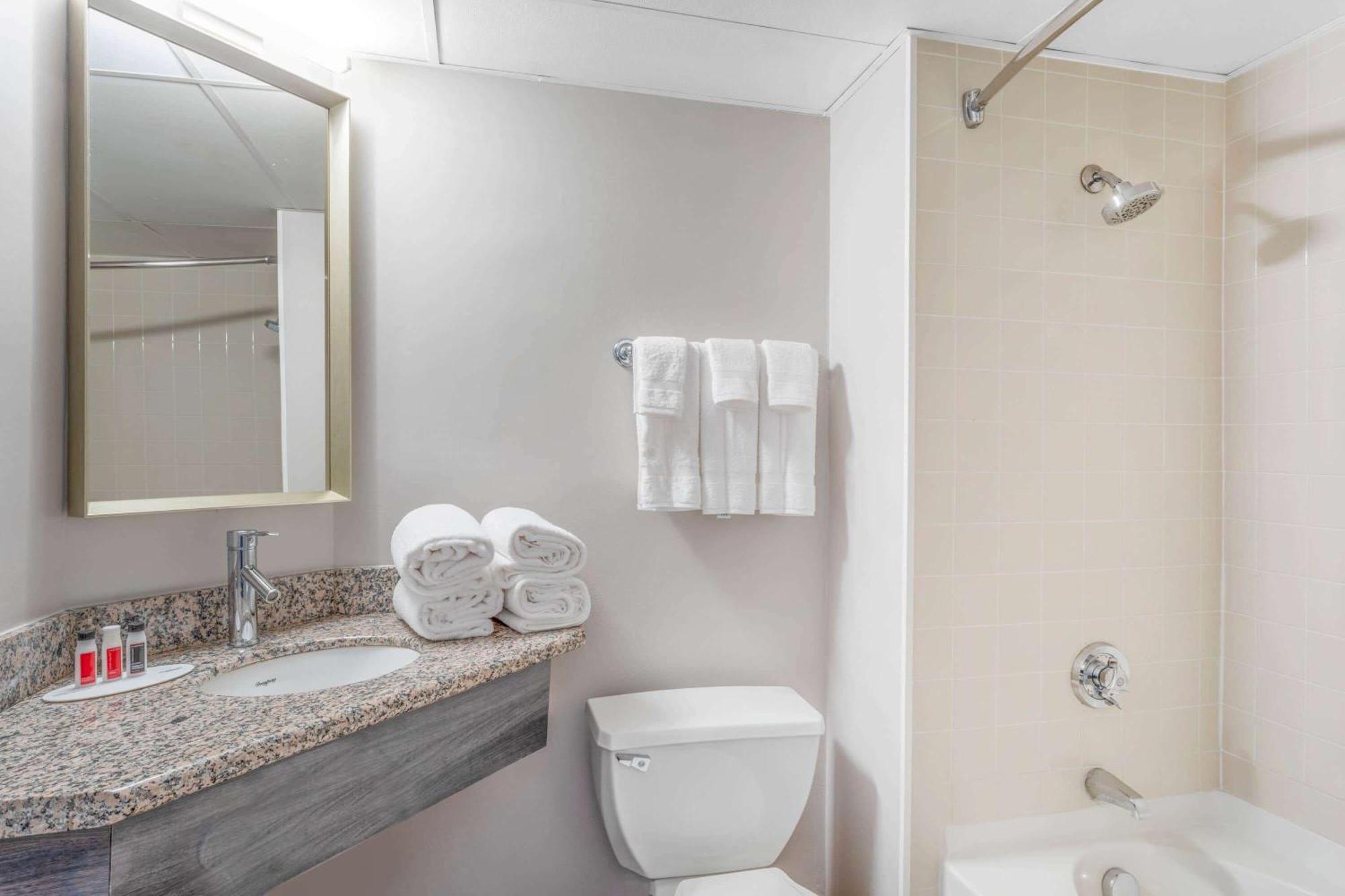 Hotel Ramada By Wyndham Hartford North - Bradley Airport Windsor Locks Pokoj fotografie